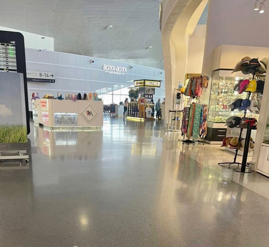 Полимерный промышленный пол в зоне вылета аэропорта — пример бесшовной системы пола